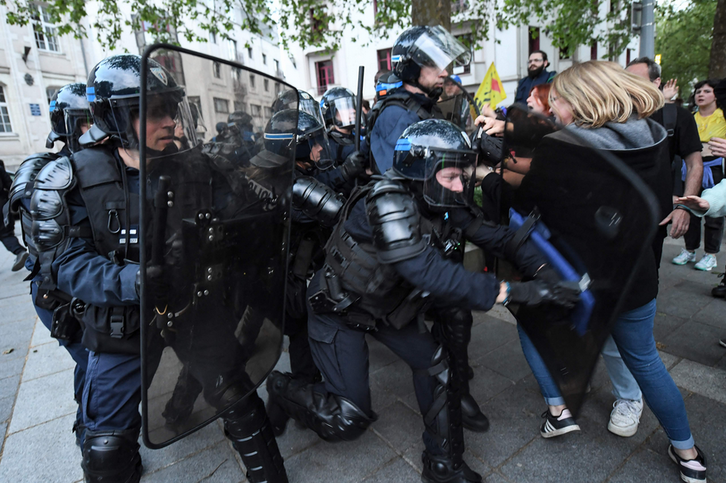 Policías cargando, ayer en Nantes.