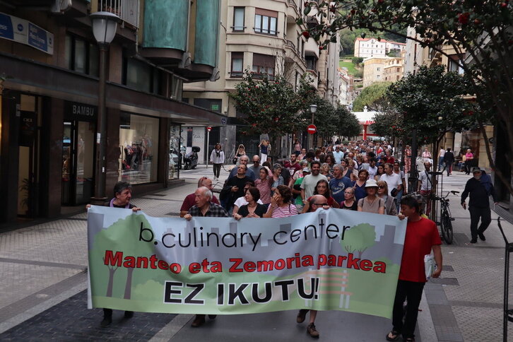 Movilización vecinal ayer contra la construcción de la sede del BCC en la Avenida de Navarra de Gros.