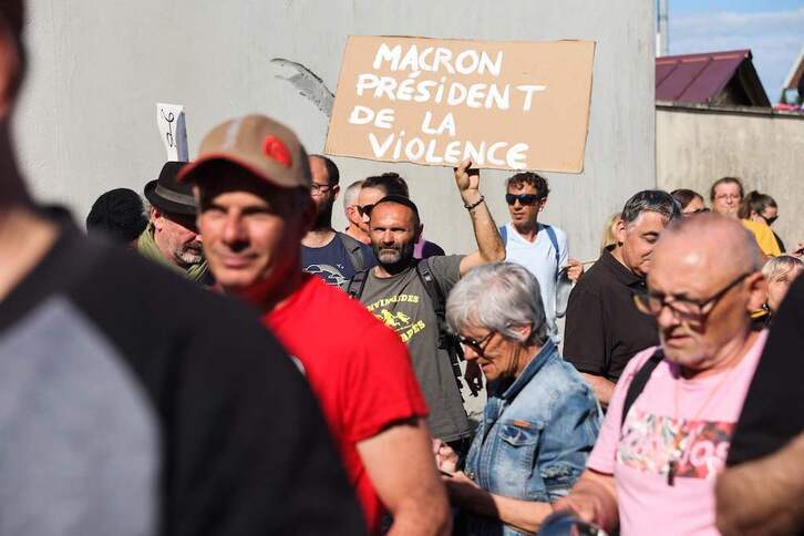 Manifestantes esperan, en Saintes, la llegada de Emmanuel Macron, de visita, hoy, en la localidad de Charante..