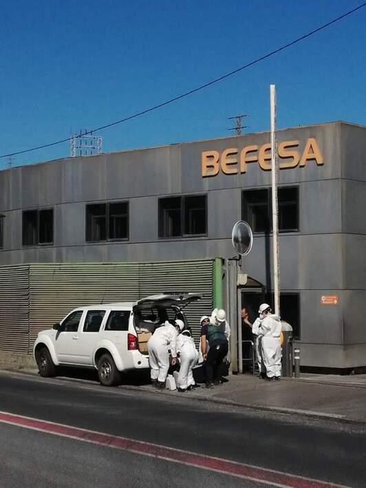 Agentes de la Guardia Civil introducen varias cajas en un vehículo en el transcurso del registro en Befesa.