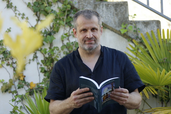 Xabier Susperregi, con un ejemplar de su libro.