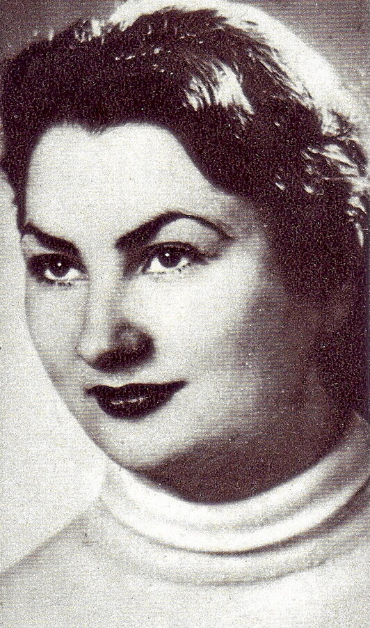 Irudian, Wilma Montesi gaztea. Hilik agertu zen Italiako hondartza batean, 1953an, artean argitu gabeko arrazoiak zirela medio.