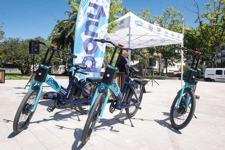 Acto de presentación del servicio de bicicletas eléctricas que se ofrecerá en libre servicio este verano en once localidades labortanas.