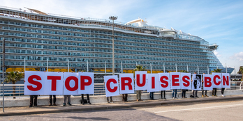 Movilización de Stop Creuers contra los cruceros en el puerto de Barcelona.