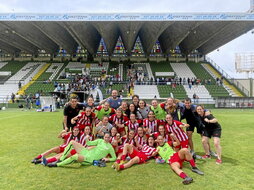 Plantilla y cuerpo técnico del primer filial celebran el último triunfo en Cáceres.