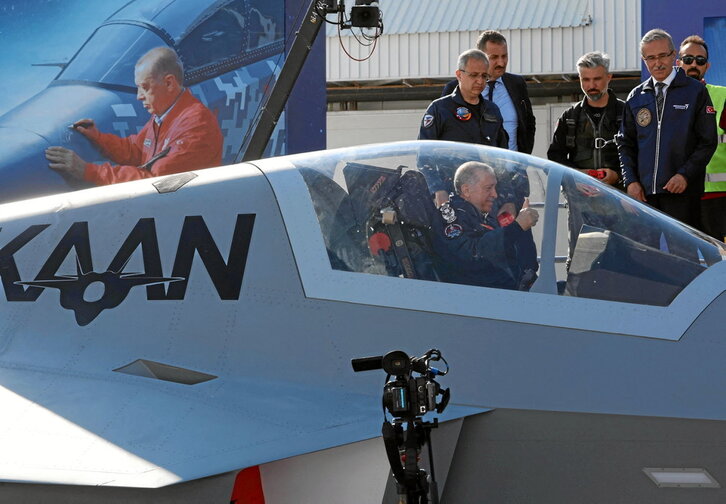 El presidente turco, Recep Tayyip Erdogan, en la cabina del prototipo de caza de combate Kaan.