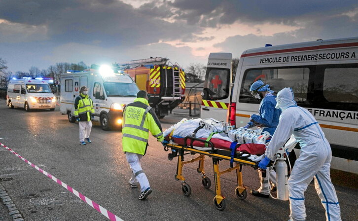 Personal médico evacúa en marzo de 2020 a un paciente con covid en Mulhouse, en el Estado francés.