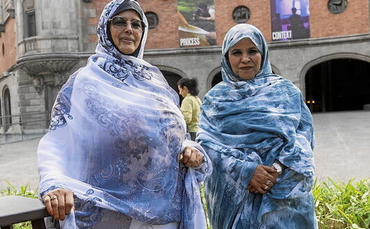 Las activistas saharauis, ante la Alhóndiga.