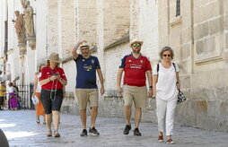 Las primeras camisetas rojillas ya se dejaron ver ayer por las céntricas calles sevillanas.