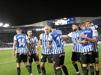Los jugadores del Alavés celebran un gol en Mendizorrotza.