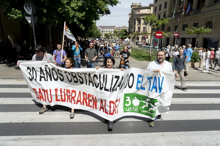 Manifestazio zaratatsua egin dute Iruñean, AHTren aurka.