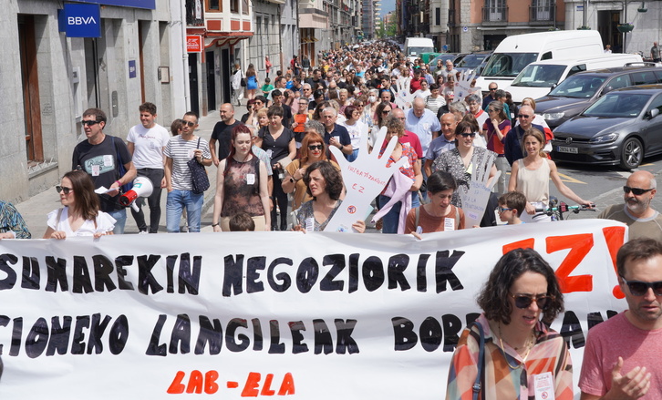 Asuncion Klinikako langileek bat egin dute Tolosako manifestazioarekin.