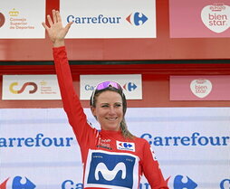 Annemiek van Vleuten, con el maillot rojo de líder en Laredo.