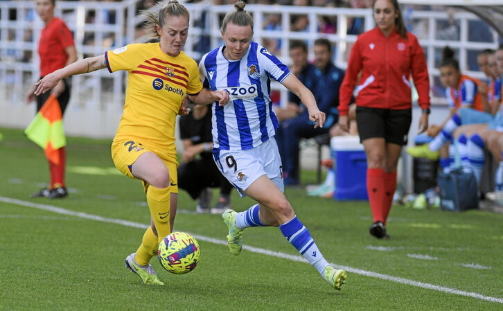 Walsh y Franssi pelean por el balón en banda.