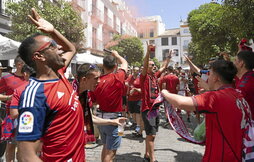 Los aficionados rojillos se concentraron en el casco viejo de la ciudad andaluza y en la Fan Zone.