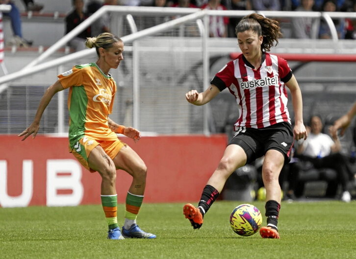 Paula Arana, autora del primer gol rojiblanco, intenta proteger el balón ante Ángela Sosa.