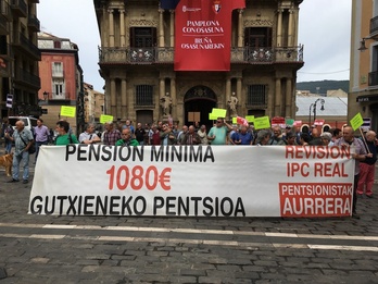 Imagen de la concentración de pensionistas celebrada este lunes en Iruñea.