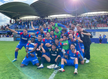 Jugadores del Amorebieta celebran el triunfo ante el Murcia en Urritxe.