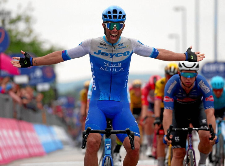 Michael Matthews celebra su tercera victoria en el Giro y la primera de una temporada complicada.