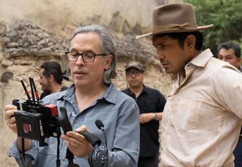 Rodrigo Prieto junto al actor Tenoch Huerta en el rodaje de 'Pedro Páramo'.