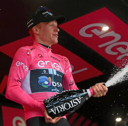 Leknessund celebra en el podio vestirse con la maglia rosa.