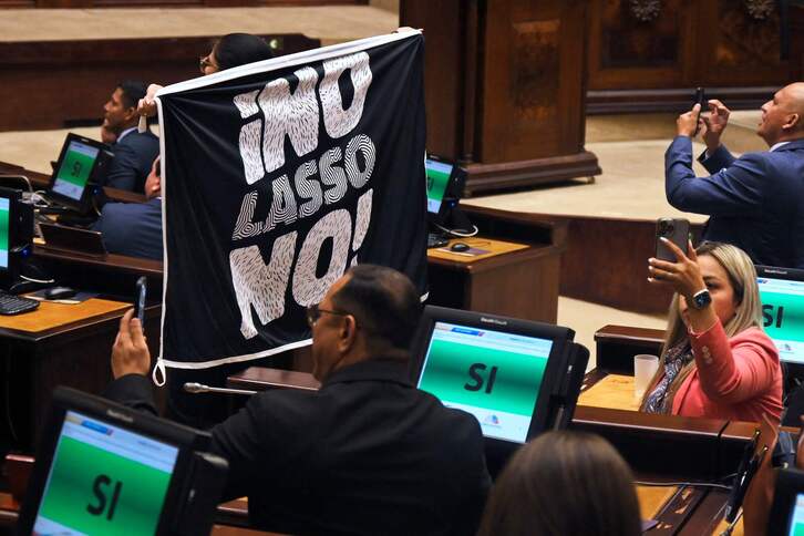 Votación en el Parlamento ecuatoriano. 