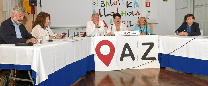 Koldo Martínez (Geroa Bai), Carmen Alba (PP), Joseba Asiron (EH Bildu), Elma Saiz (PSN), María Caballero (UPN) y Txema Mauleón (Contigo Navarra-Nafarroa Zurekin), en el debate organizado por AZ Sare Komunitarioa.