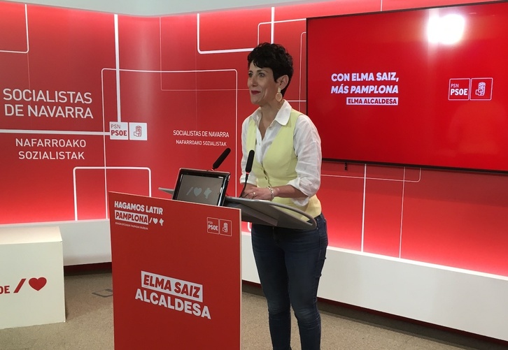 La candidata del PSN al Ayuntamiento de Iruñea, Elma Saiz, en su comparecencia ante los medios.