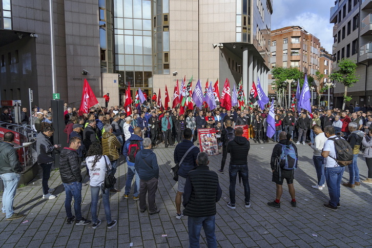 Comparecencia sindical ante el Palacio de Justicia de Barakaldo, donde han declarado los trabajadores del Metal.