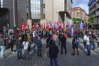 Comparecencia sindical ante el Palacio de Justicia de Barakaldo, donde han declarado los trabajadores.