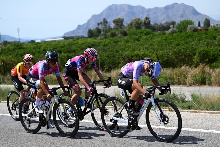 Espainiako Vueltako bigarren etapako ihesaldian, Yurani Blanco Laboral Kutxako txirrindularia aurrean, eta Catalina Soto Campos Bizkaia Durangokoa, Blancoren atzean, eskuinean. 