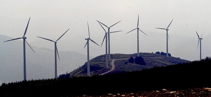 Molinos eólicos instalados en el monte Oiz, en Bizkaia.