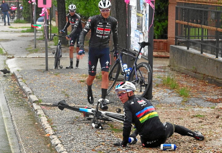 Evenepoel en el suelo tras su primera caída.