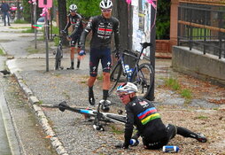 Evenepoel en el suelo tras su primera caída.