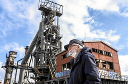 Un vecino pasa ante las antiguas instalaciones de Altos Hornos de Vizcaya (AHV) en Sestao.