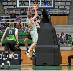 Matt Costello se cuelga del aro a pesar de la oposición de Kraag.