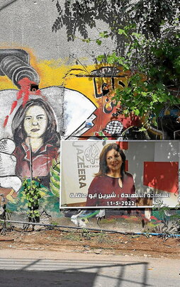 Murales y fotos en homenaje a la periodista.