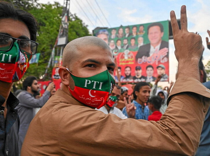 Seguidores del TPI celebran la liberación de Imran Khan en Lahore.