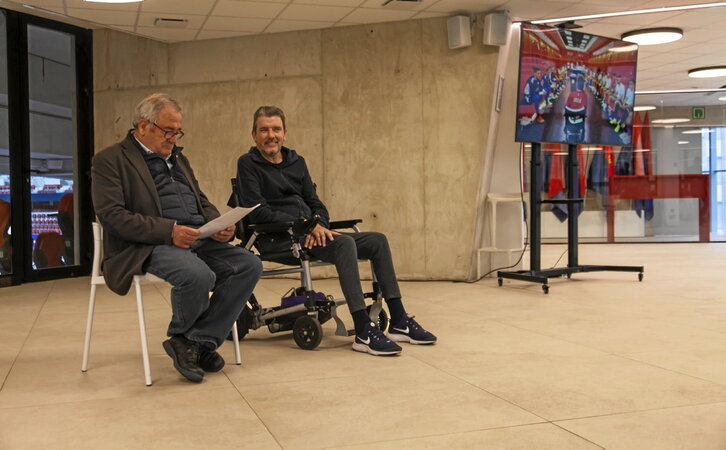 Juan Carlos Unzue, acompañado por Luis Sabalza, durante la presentación del documental.