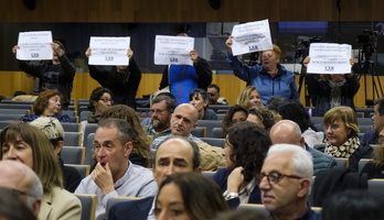 Protesta de LAB frente a Urkullu por la  privatización de los servicios sociales de cuidados.