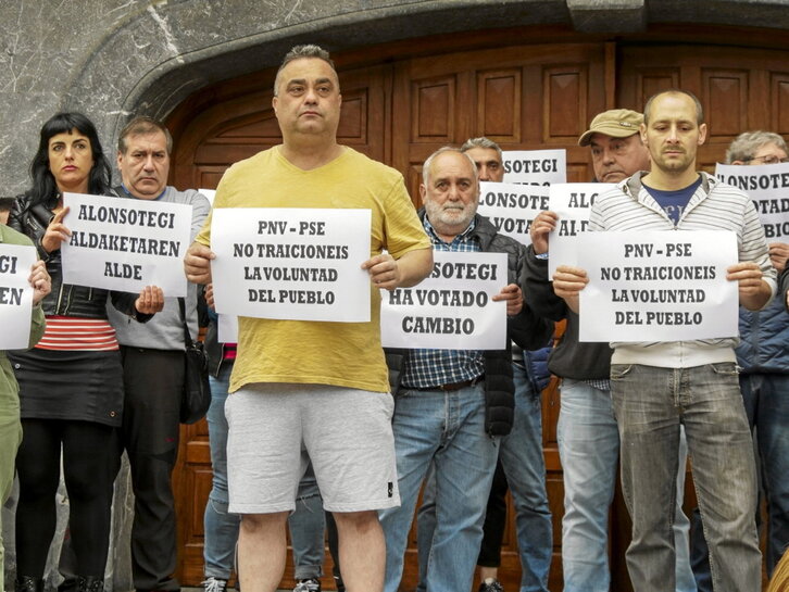 Vecinos de Alonsotegi se manifiestan pidiendo el cambio en el Gobierno municipal tras los comicios de 2019.