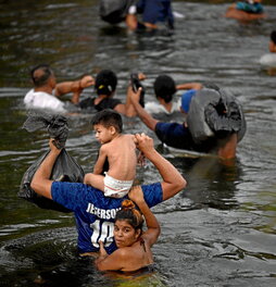 Migrantes cruzan el río Bravo en Matamoros (Taumalipas).