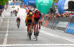 Healy brilló por la etapa, pero Roglic puso la lucha por el liderato al rojo vivo.