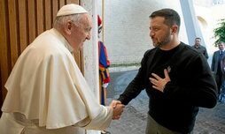 El papa Francisco y el presidente Zelenski.
