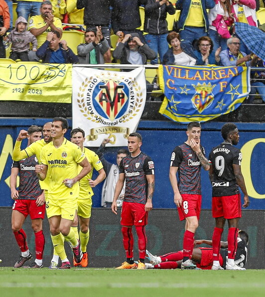 Los jugadores del Villarreal celebran uno de los goles en la primera mitad.