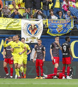 Los jugadores del Villarreal celebran uno de los goles en la primera mitad.