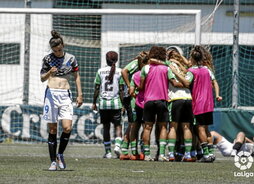 Sanadri se retira cabizbaja mientras las béticas celebran la permanencia.