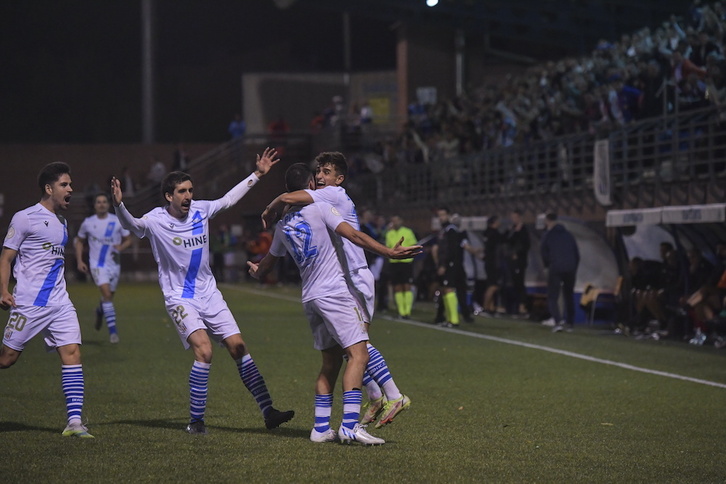 Jugadores del Beasain celebran un gol en la eliminatoria de Copa contra el Sporting disputada en Loinaz.