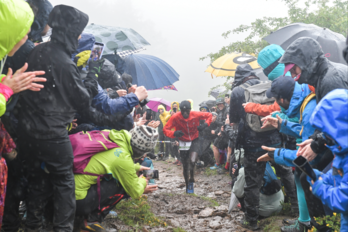 Cientos de personas se han dado cita en Aizkorri para ver la prueba deportiva. 