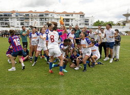 Plantilla, técnicos y aficionados armeros celebran el ascenso del Eibar en Granada.